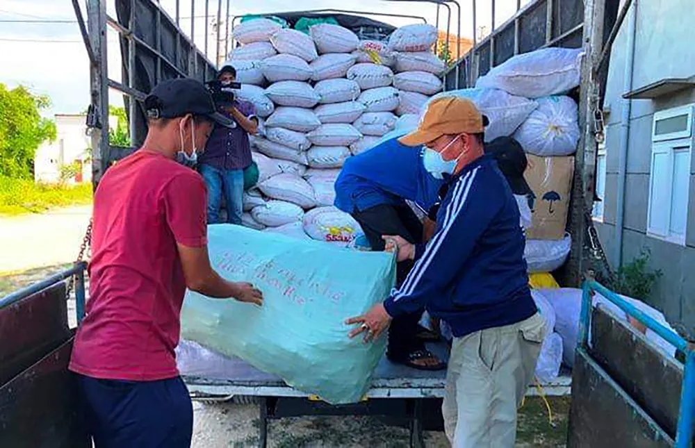 TPHCM tiếp nhận 5 tấn lương thực, thực phẩm từ người dân Huế ảnh 6