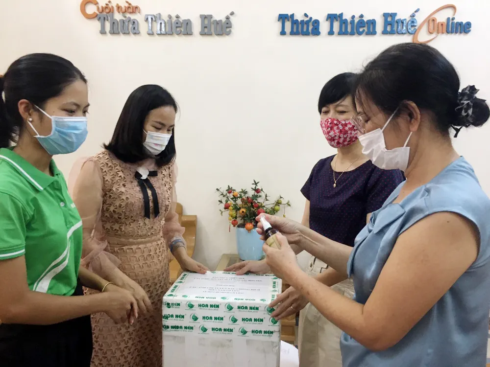 TPHCM tiếp nhận 5 tấn lương thực, thực phẩm từ người dân Huế ảnh 16
