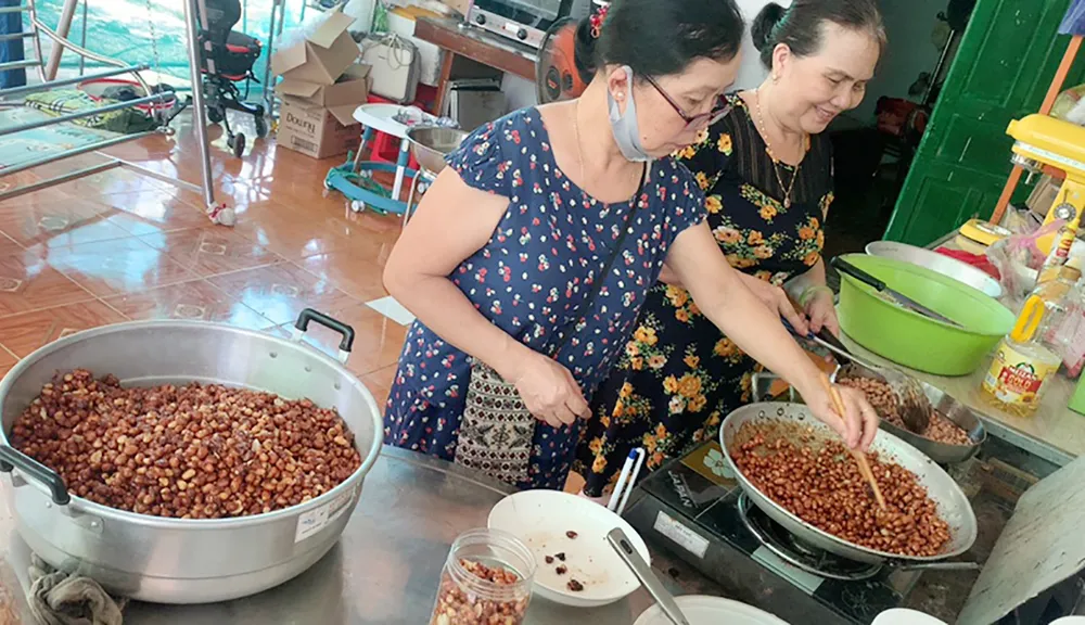 TPHCM tiếp nhận 5 tấn lương thực, thực phẩm từ người dân Huế ảnh 9