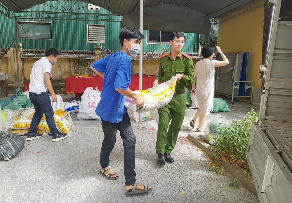 TPHCM tiếp nhận 5 tấn lương thực, thực phẩm từ người dân Huế ảnh 7