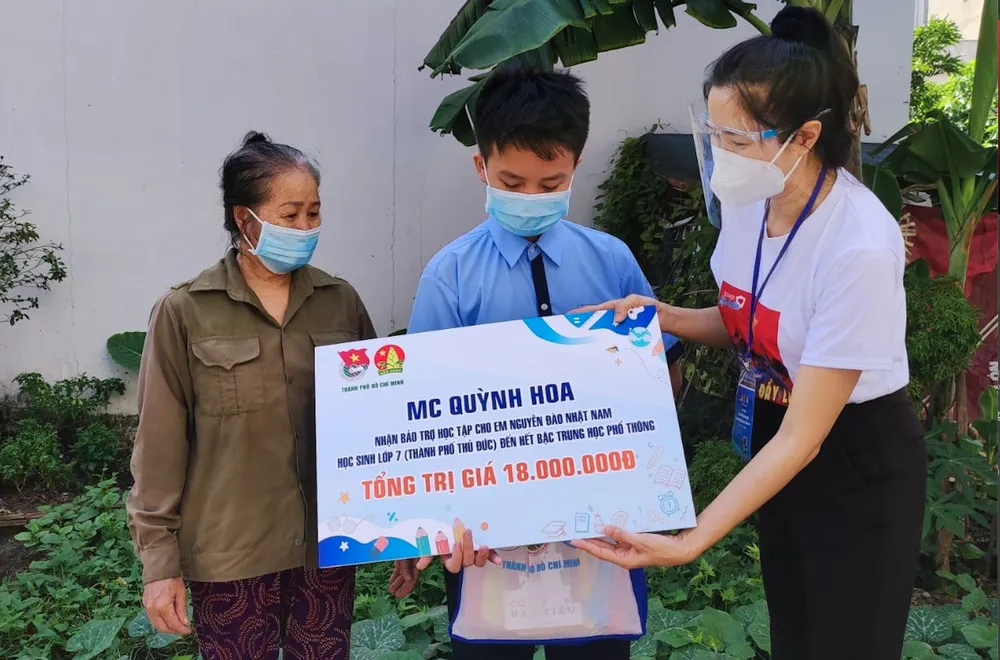 Trao tặng học bổng cho học sinh ảnh hưởng bởi dịch Covid-19 ảnh 3