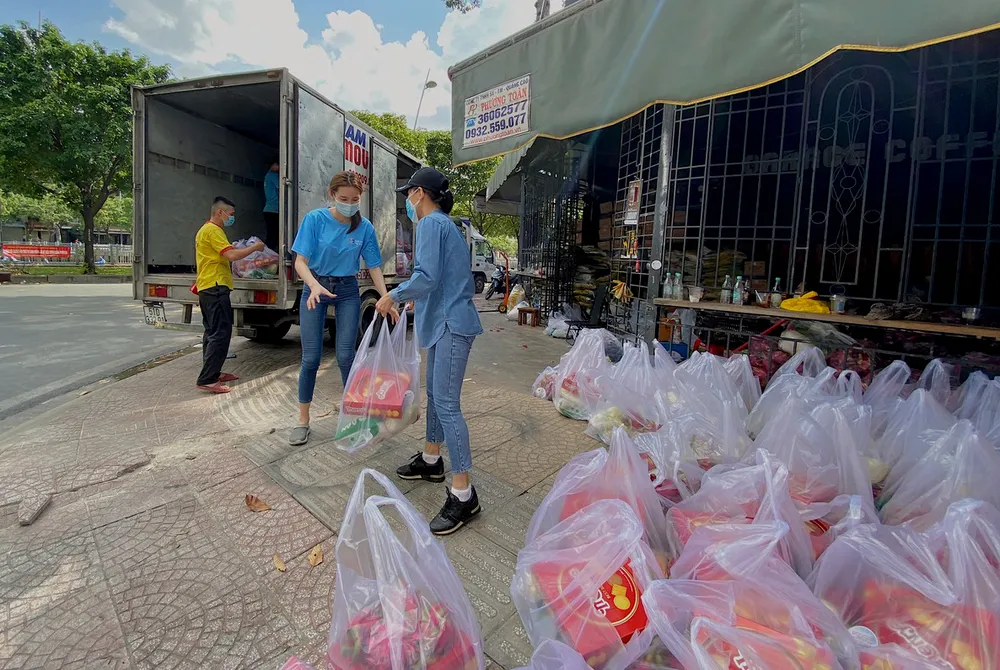 Miss Grand Việt Nam 2021 tặng ​máy thở và 5 tấn gạo hỗ trợ bà con nghèo ảnh 2