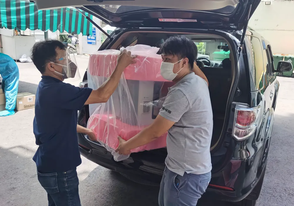 Trao tặng máy thở, vật tư y tế hỗ trợ bệnh nhân Covid-19 tại Bệnh viện Chợ Rẫy ảnh 3