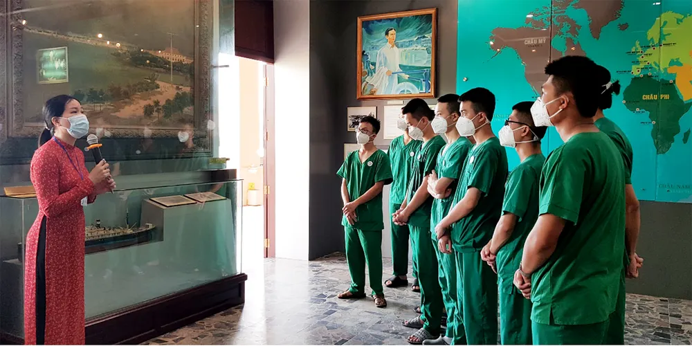 Đoàn y bác sĩ BV Bạch Mai, Trường CĐ Y tế Bạch Mai tham quan Bảo tàng Hồ Chí Minh - Chi nhánh TPHCM ảnh 5