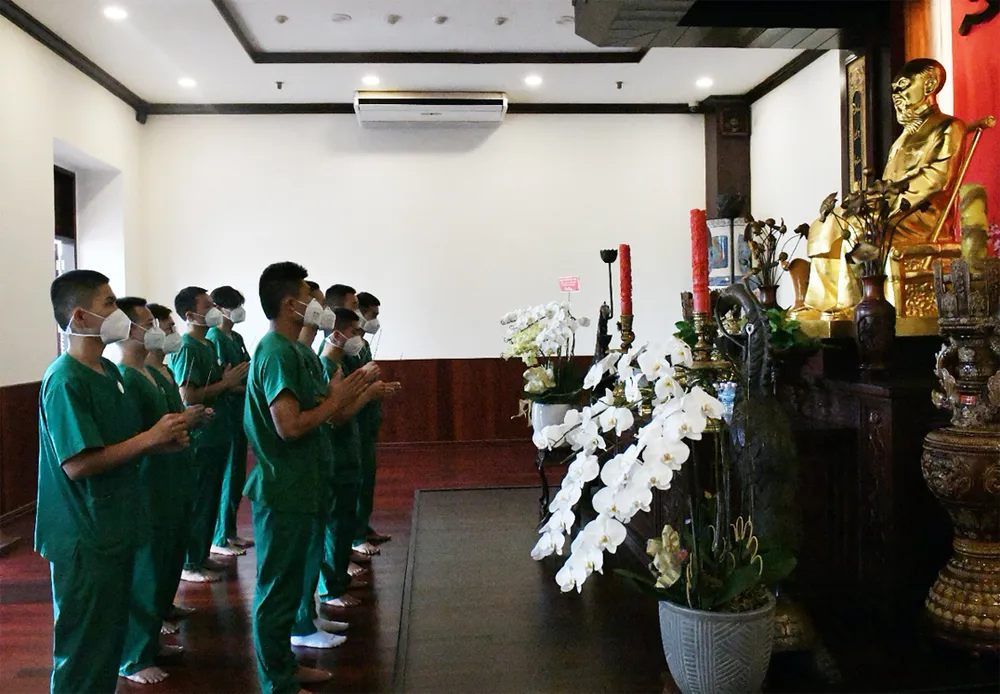 Đoàn y bác sĩ BV Bạch Mai, Trường CĐ Y tế Bạch Mai tham quan Bảo tàng Hồ Chí Minh - Chi nhánh TPHCM ảnh 2