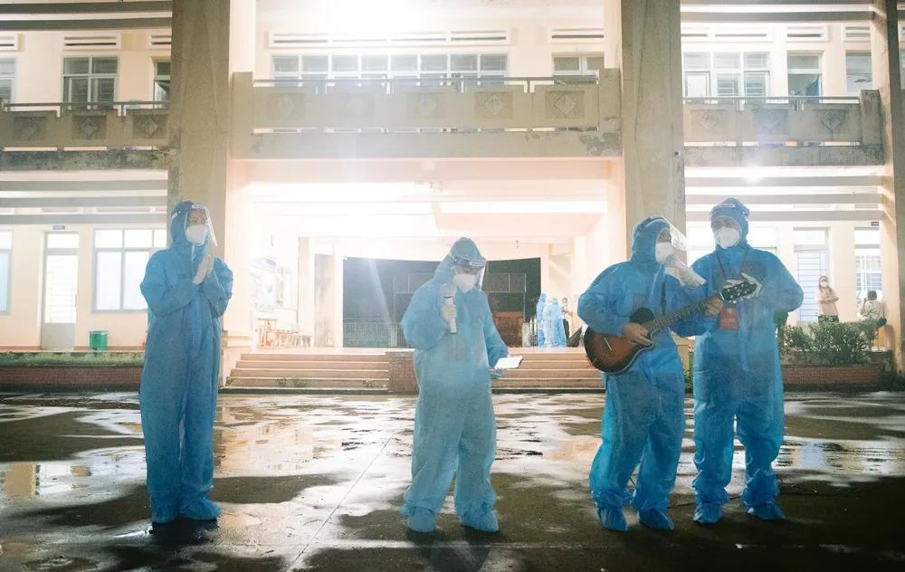 Hơn 100 nghệ sĩ hát tri ân lực lượng tuyến đầu và tình nguyện viên ảnh 13