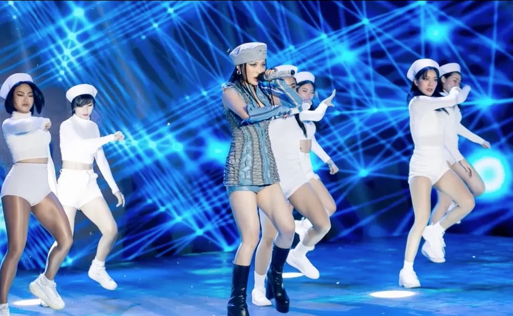 Han Sara bị chỉ trích vì trình diễn “bóp méo” ca khúc Cô gái mở đường ảnh 1