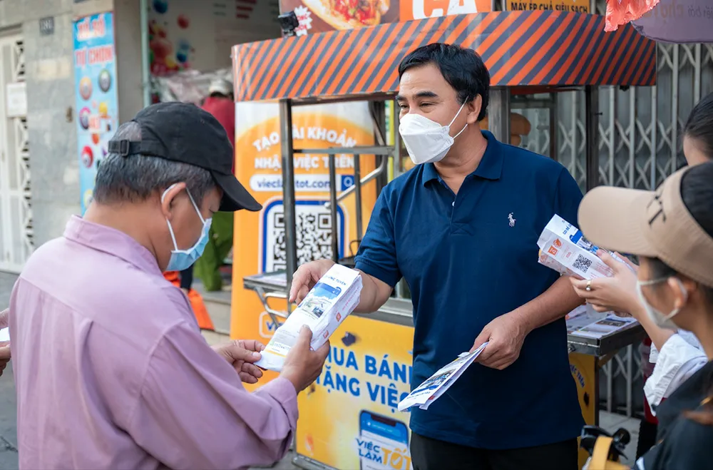 Nghệ sĩ Quyền Linh đồng hành cùng người lao động trong chương trình Việc làm tốt ảnh 1