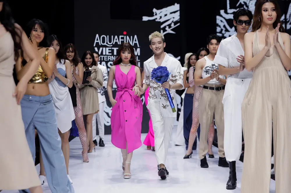 Mãn nhãn cùng các bộ sưu tập ấn tượng tại Tuần lễ Thời trang Quốc tế Việt Nam 2021 ảnh 27