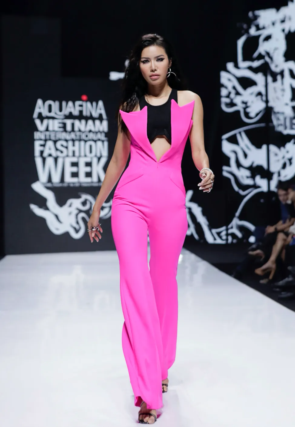Mãn nhãn cùng các bộ sưu tập ấn tượng tại Tuần lễ Thời trang Quốc tế Việt Nam 2021 ảnh 28