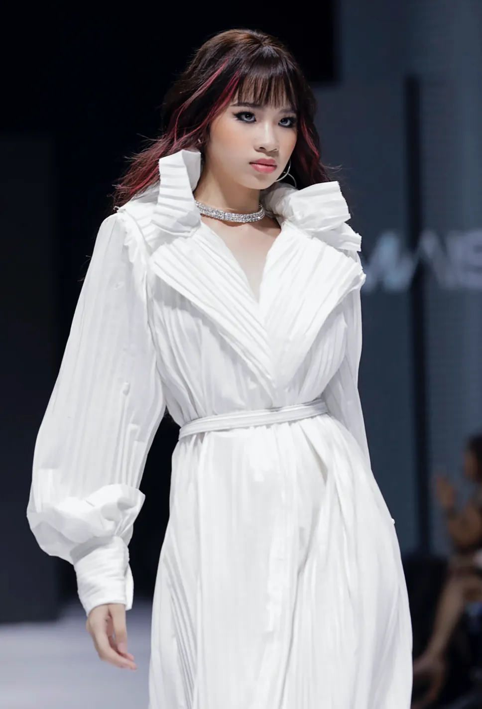 Mãn nhãn cùng các bộ sưu tập ấn tượng tại Tuần lễ Thời trang Quốc tế Việt Nam 2021 ảnh 29