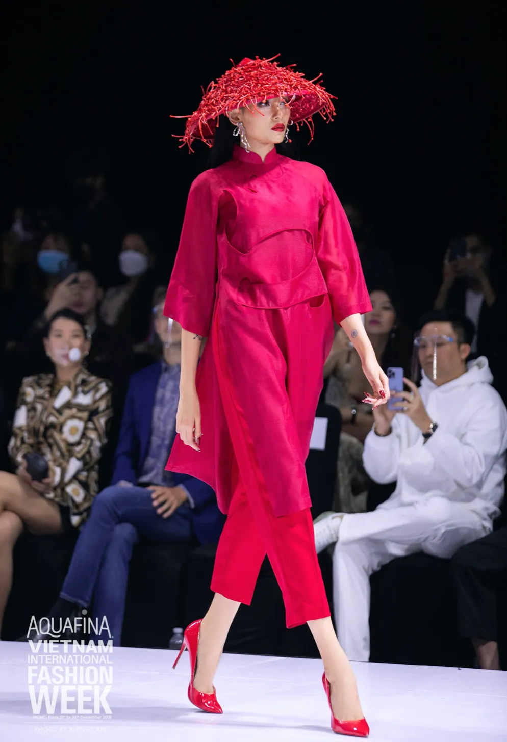 Mãn nhãn cùng các bộ sưu tập ấn tượng tại Tuần lễ Thời trang Quốc tế Việt Nam 2021 ảnh 32