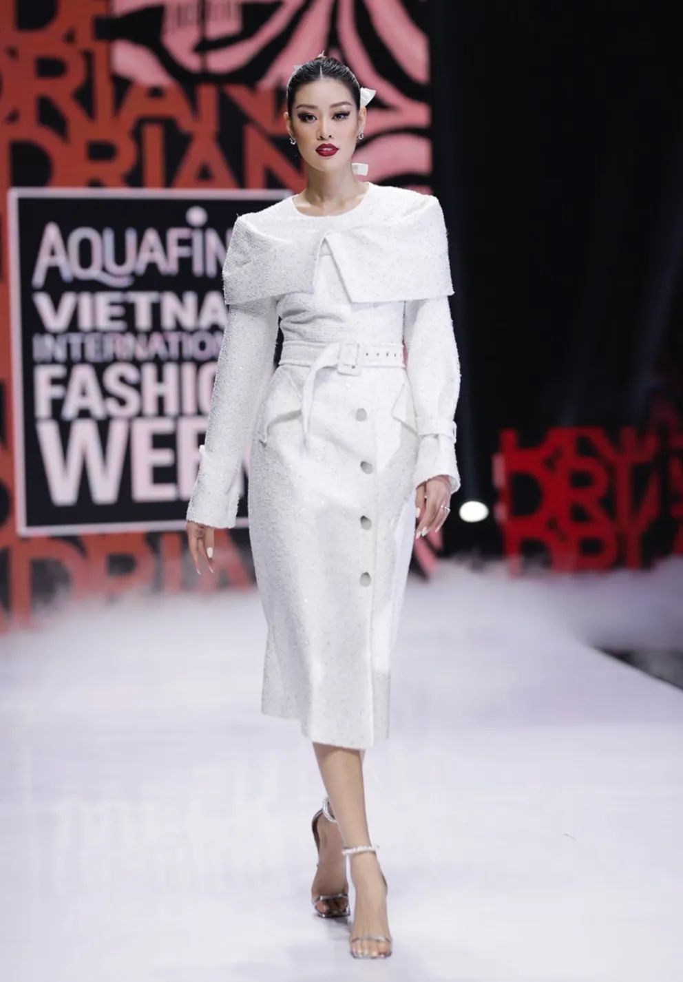 Mãn nhãn cùng các bộ sưu tập ấn tượng tại Tuần lễ Thời trang Quốc tế Việt Nam 2021 ảnh 20