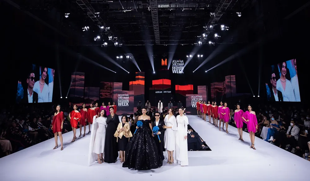 Mãn nhãn cùng các bộ sưu tập ấn tượng tại Tuần lễ Thời trang Quốc tế Việt Nam 2021 ảnh 17