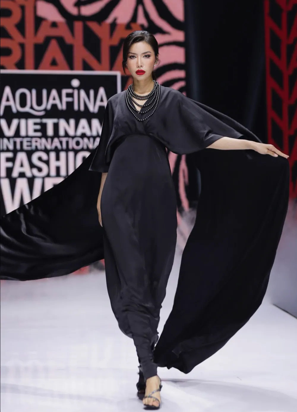 Mãn nhãn cùng các bộ sưu tập ấn tượng tại Tuần lễ Thời trang Quốc tế Việt Nam 2021 ảnh 21