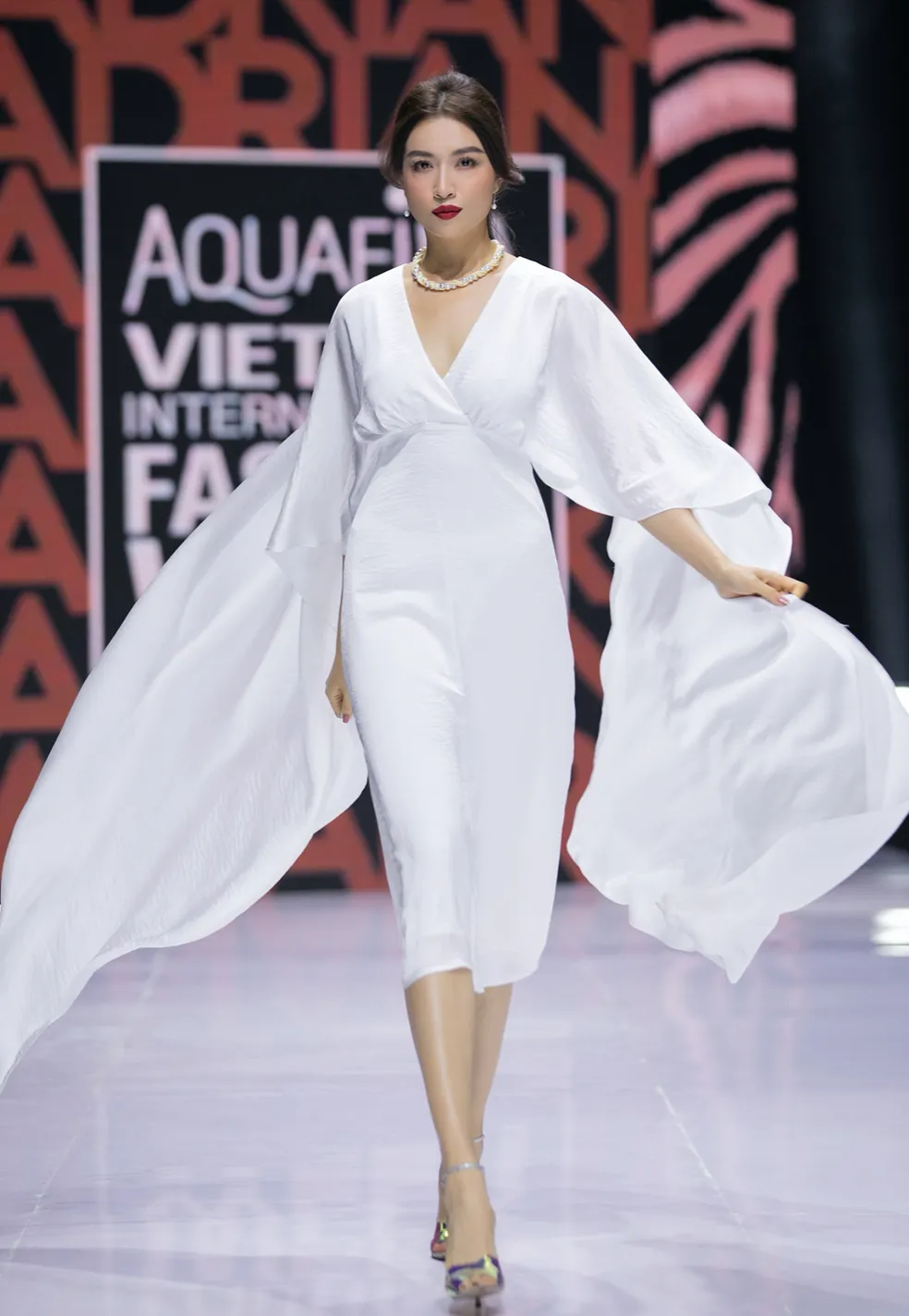 Mãn nhãn cùng các bộ sưu tập ấn tượng tại Tuần lễ Thời trang Quốc tế Việt Nam 2021 ảnh 22