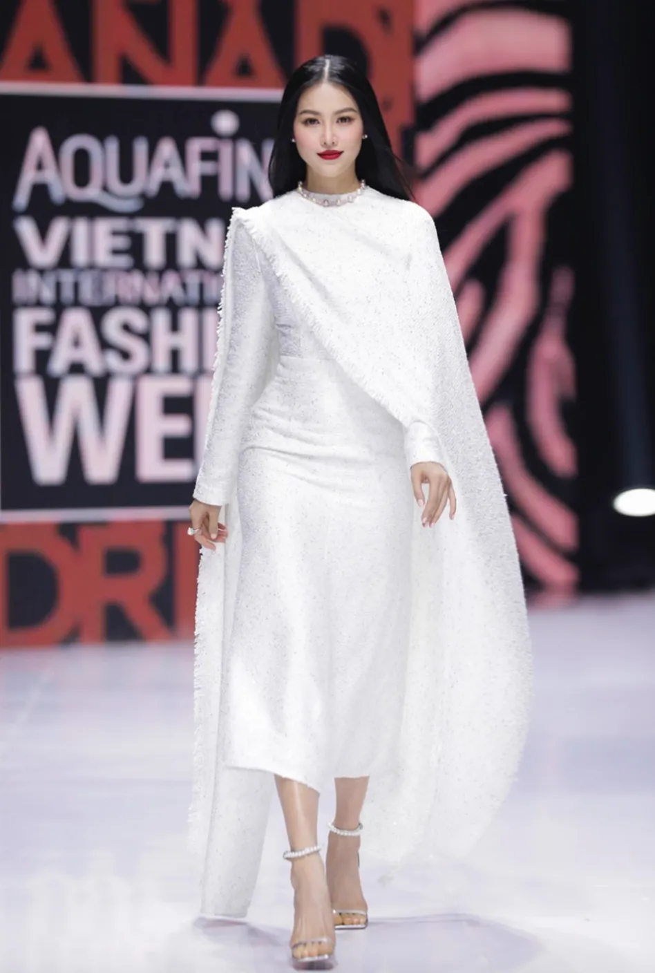 Mãn nhãn cùng các bộ sưu tập ấn tượng tại Tuần lễ Thời trang Quốc tế Việt Nam 2021 ảnh 19