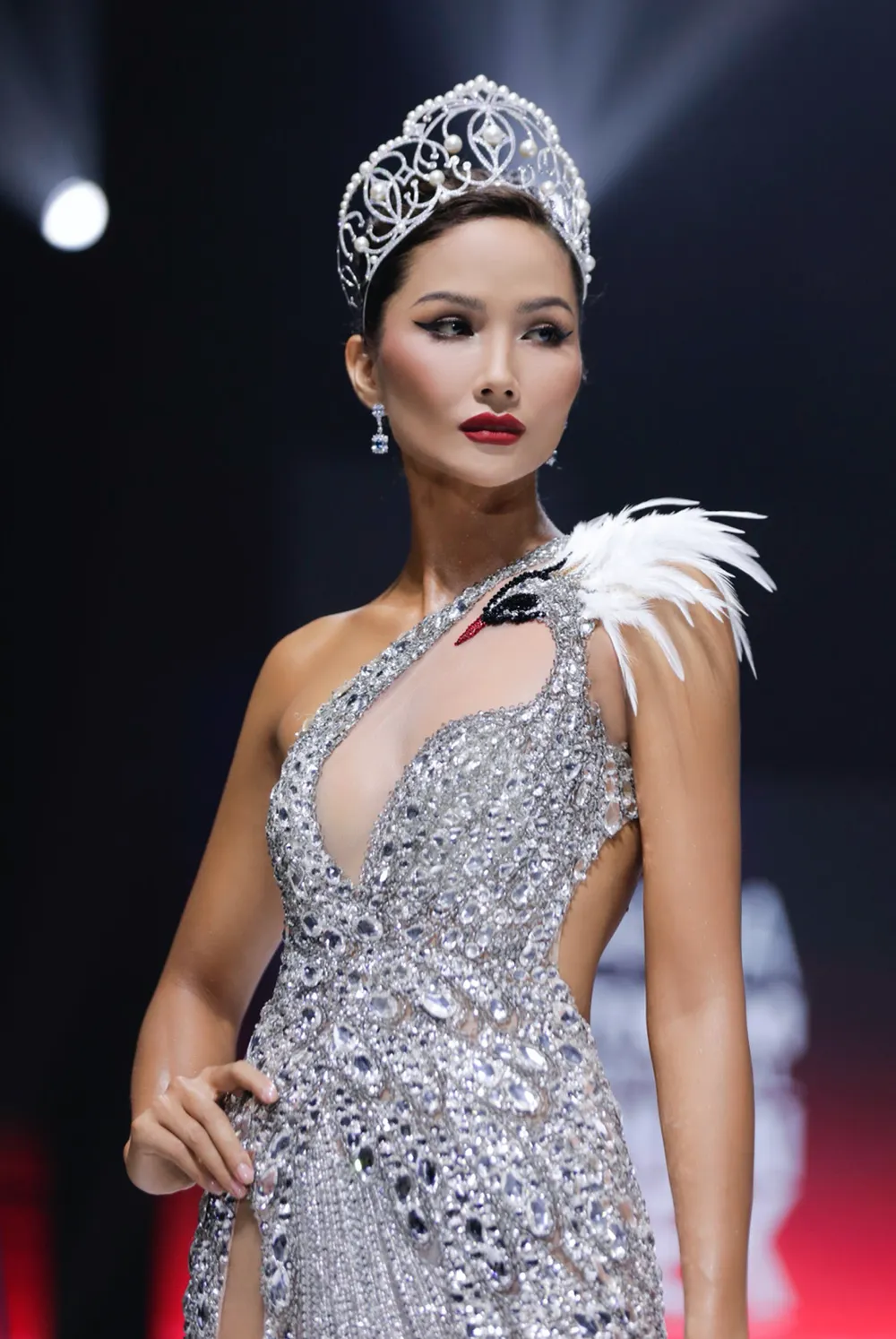 Mãn nhãn cùng các bộ sưu tập ấn tượng tại Tuần lễ Thời trang Quốc tế Việt Nam 2021 ảnh 9