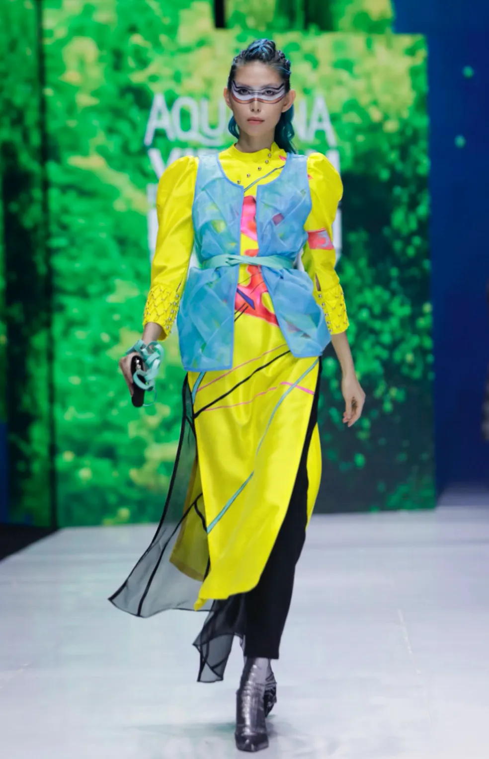 Mãn nhãn cùng các bộ sưu tập ấn tượng tại Tuần lễ Thời trang Quốc tế Việt Nam 2021 ảnh 25