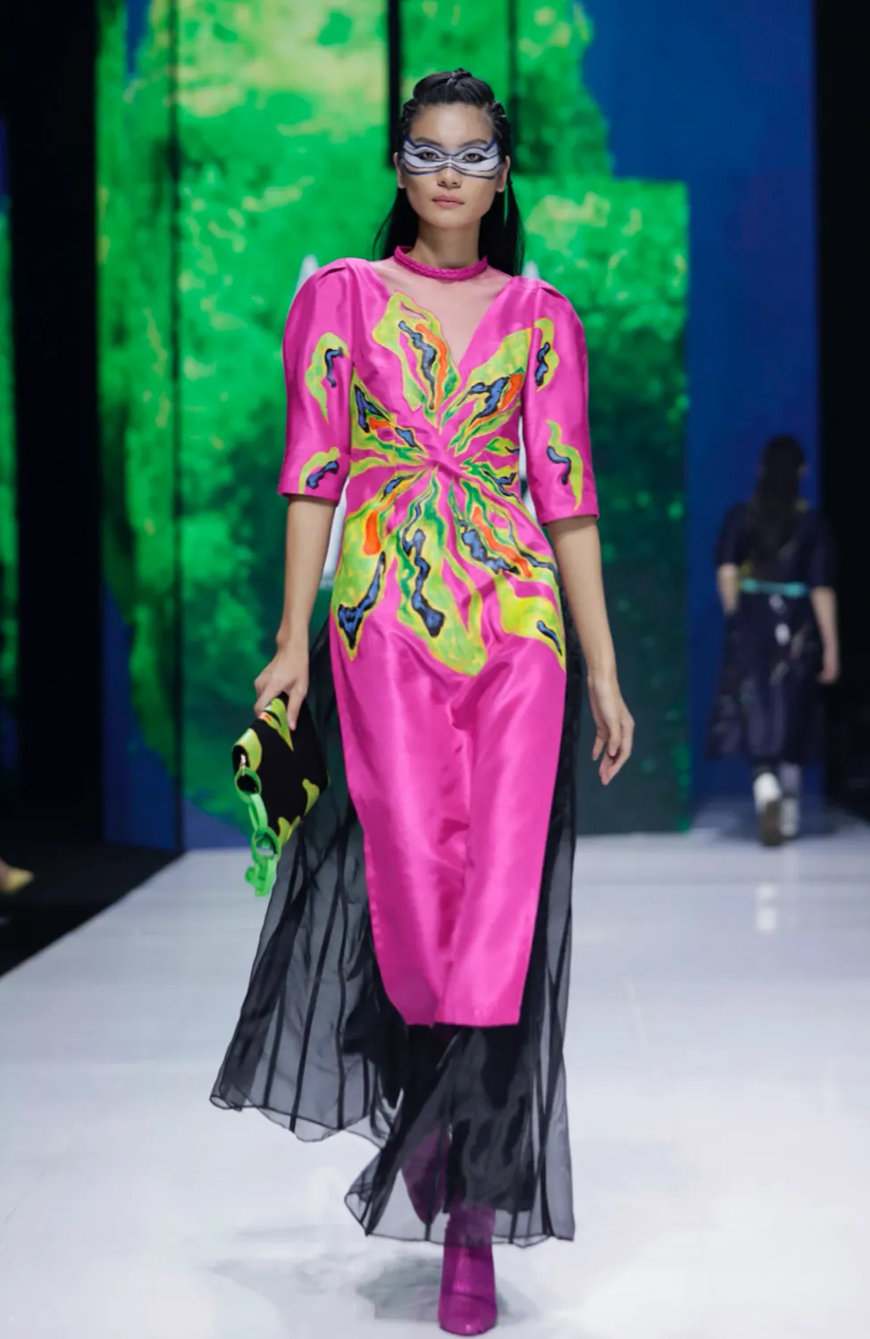 Mãn nhãn cùng các bộ sưu tập ấn tượng tại Tuần lễ Thời trang Quốc tế Việt Nam 2021 ảnh 26