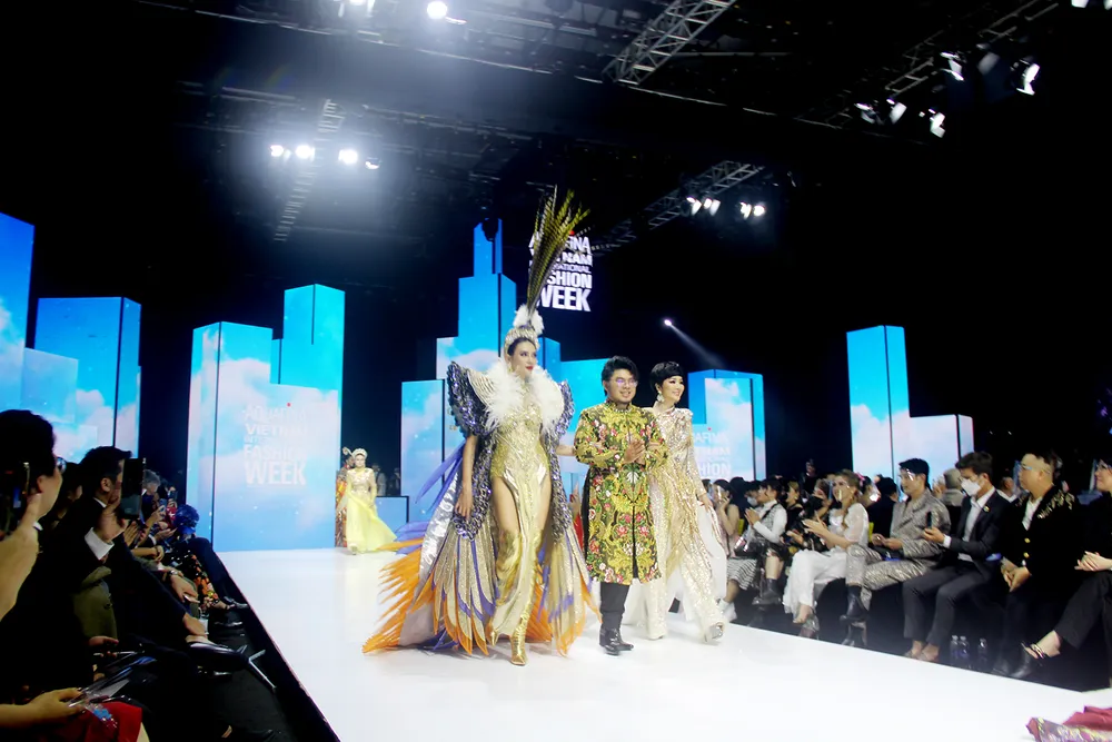 Mãn nhãn cùng các bộ sưu tập ấn tượng tại Tuần lễ Thời trang Quốc tế Việt Nam 2021 ảnh 3