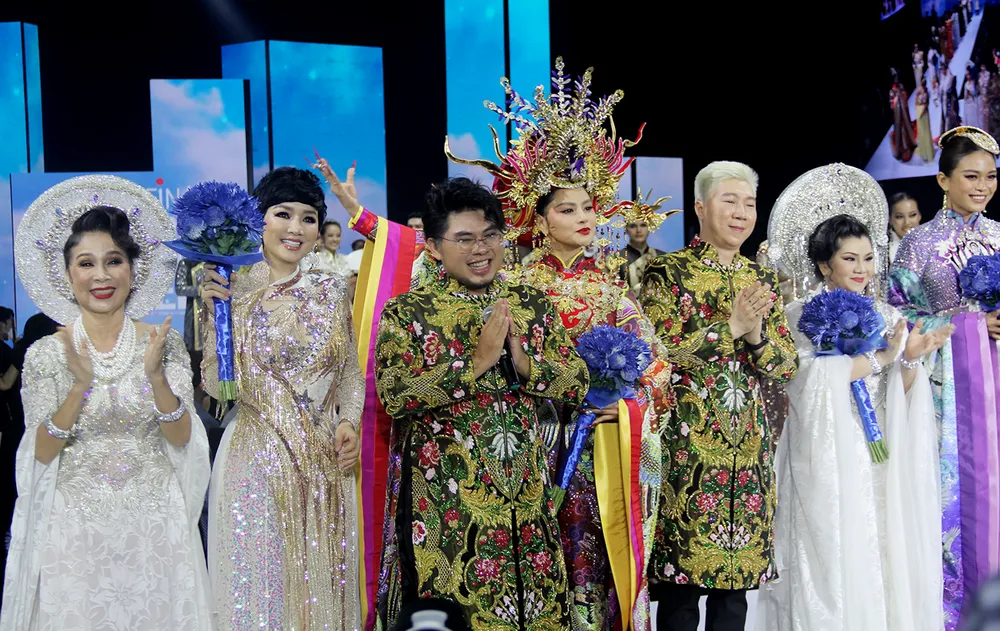 Mãn nhãn cùng các bộ sưu tập ấn tượng tại Tuần lễ Thời trang Quốc tế Việt Nam 2021 ảnh 2