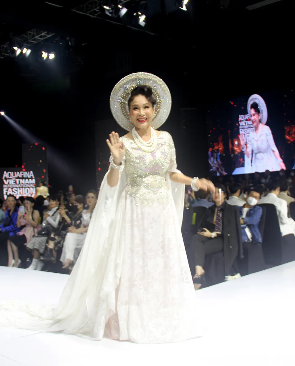 Mãn nhãn cùng các bộ sưu tập ấn tượng tại Tuần lễ Thời trang Quốc tế Việt Nam 2021 ảnh 5