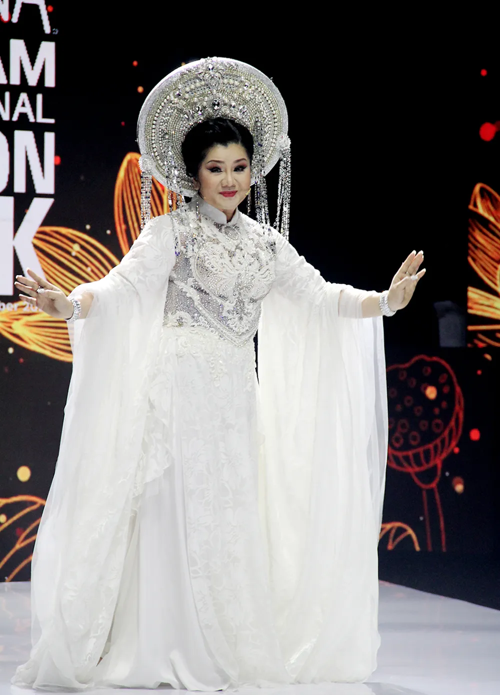 Mãn nhãn cùng các bộ sưu tập ấn tượng tại Tuần lễ Thời trang Quốc tế Việt Nam 2021 ảnh 4