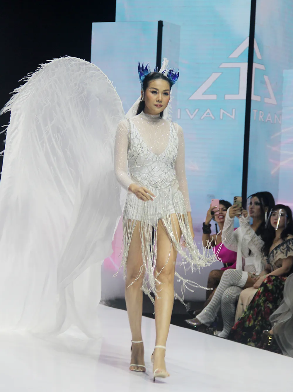 Mãn nhãn cùng các bộ sưu tập ấn tượng tại Tuần lễ Thời trang Quốc tế Việt Nam 2021 ảnh 15