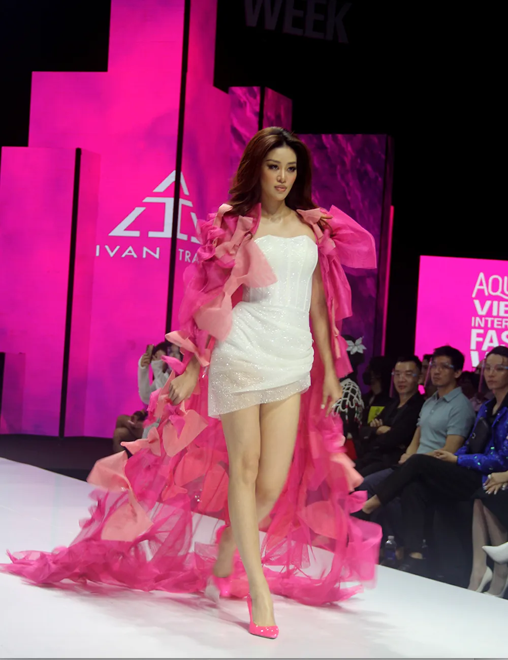 Mãn nhãn cùng các bộ sưu tập ấn tượng tại Tuần lễ Thời trang Quốc tế Việt Nam 2021 ảnh 16