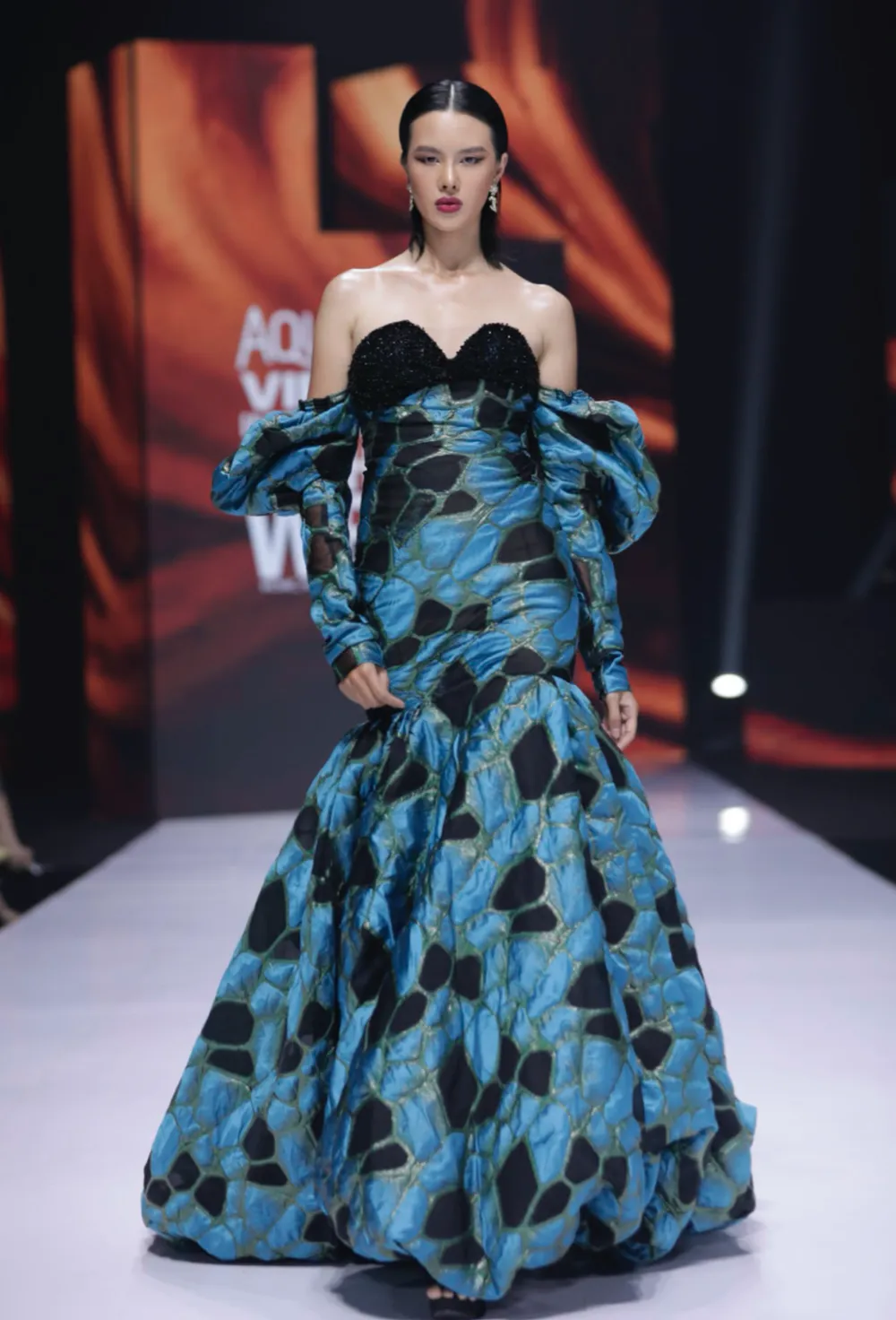 Mãn nhãn cùng các bộ sưu tập ấn tượng tại Tuần lễ Thời trang Quốc tế Việt Nam 2021 ảnh 13