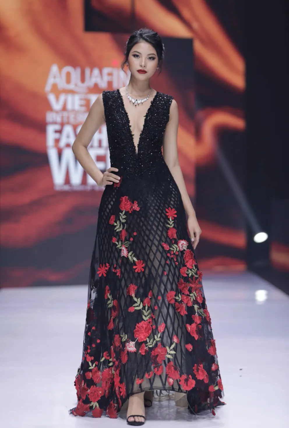 Mãn nhãn cùng các bộ sưu tập ấn tượng tại Tuần lễ Thời trang Quốc tế Việt Nam 2021 ảnh 12