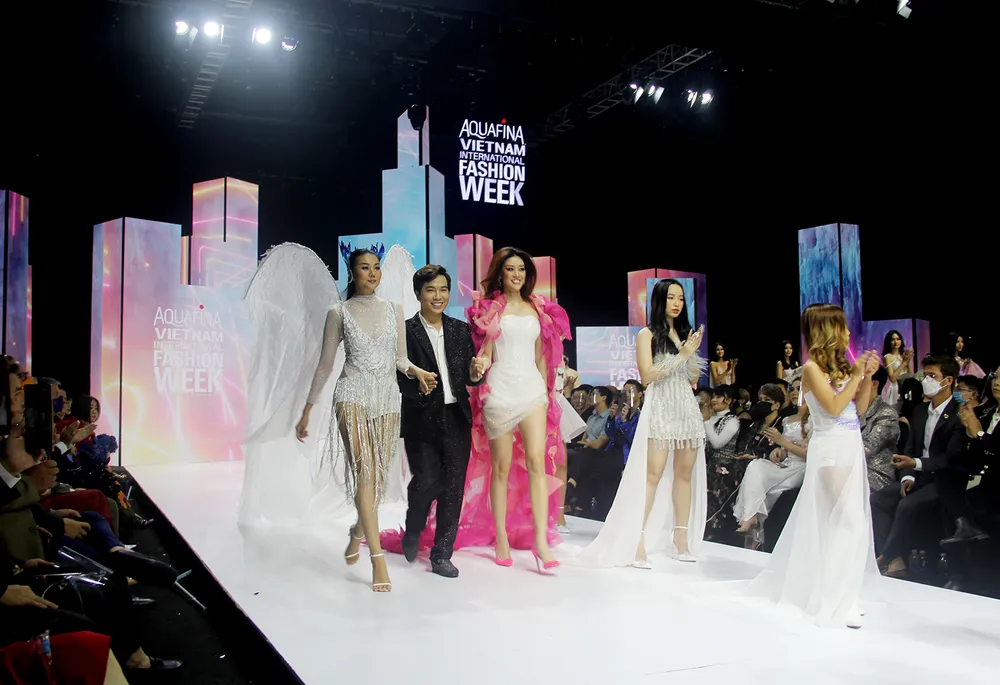 Mãn nhãn cùng các bộ sưu tập ấn tượng tại Tuần lễ Thời trang Quốc tế Việt Nam 2021 ảnh 14