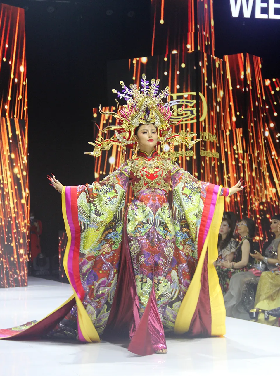 Mãn nhãn cùng các bộ sưu tập ấn tượng tại Tuần lễ Thời trang Quốc tế Việt Nam 2021 ảnh 6