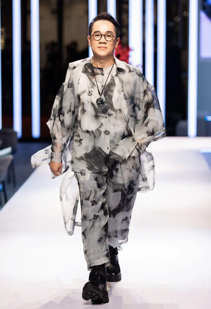 Ấn tượng các thiết kế tại Lễ hội Thời trang Quốc tế Việt Nam 2021 ảnh 13