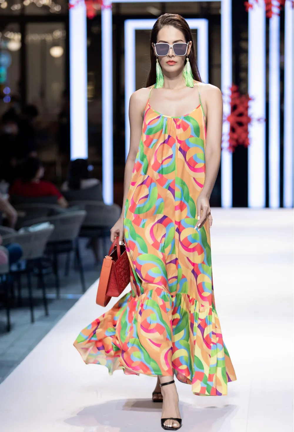 Ấn tượng các thiết kế tại Lễ hội Thời trang Quốc tế Việt Nam 2021 ảnh 11