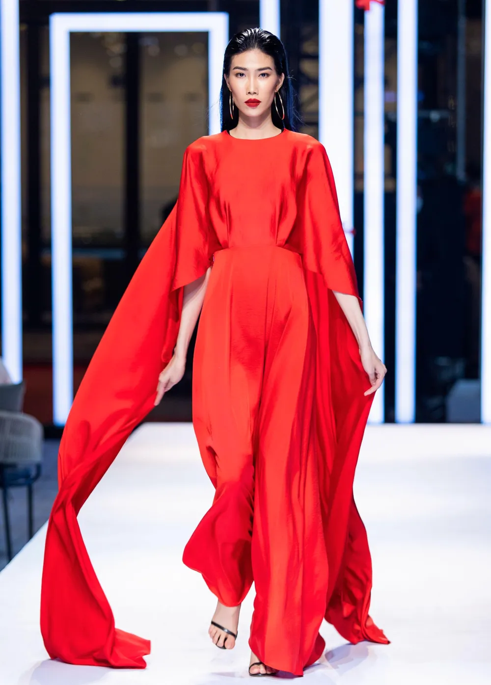 Ấn tượng các thiết kế tại Lễ hội Thời trang Quốc tế Việt Nam 2021 ảnh 9