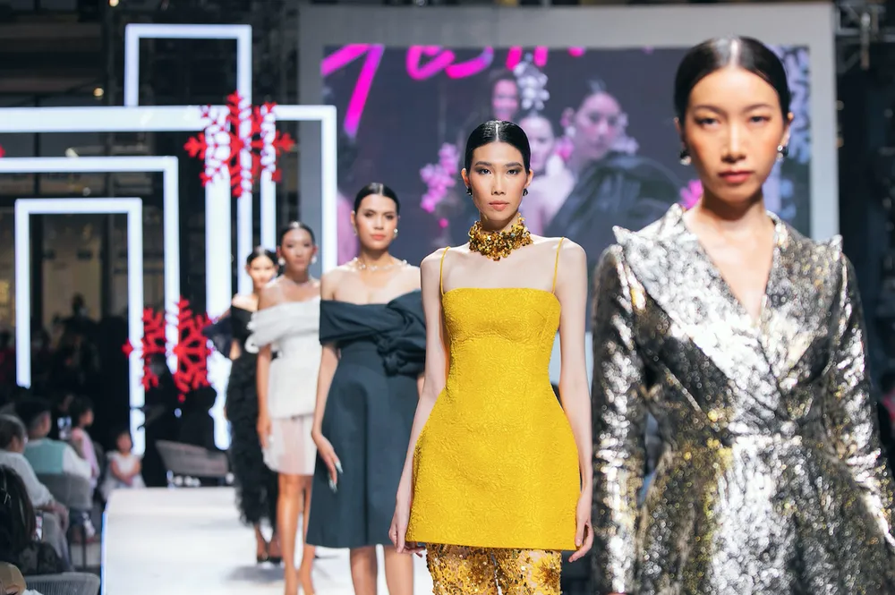 Ấn tượng các thiết kế tại Lễ hội Thời trang Quốc tế Việt Nam 2021 ảnh 5