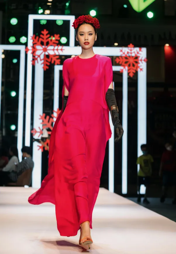 Ấn tượng các thiết kế tại Lễ hội Thời trang Quốc tế Việt Nam 2021 ảnh 19