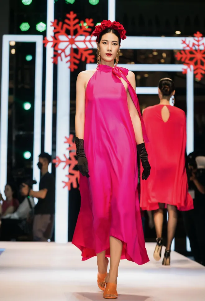 Ấn tượng các thiết kế tại Lễ hội Thời trang Quốc tế Việt Nam 2021 ảnh 16