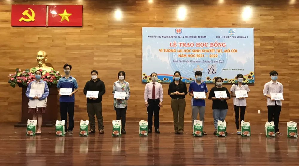 Trao 18 phần quà đến thai phụ khó khăn tại quận 7 ảnh 4