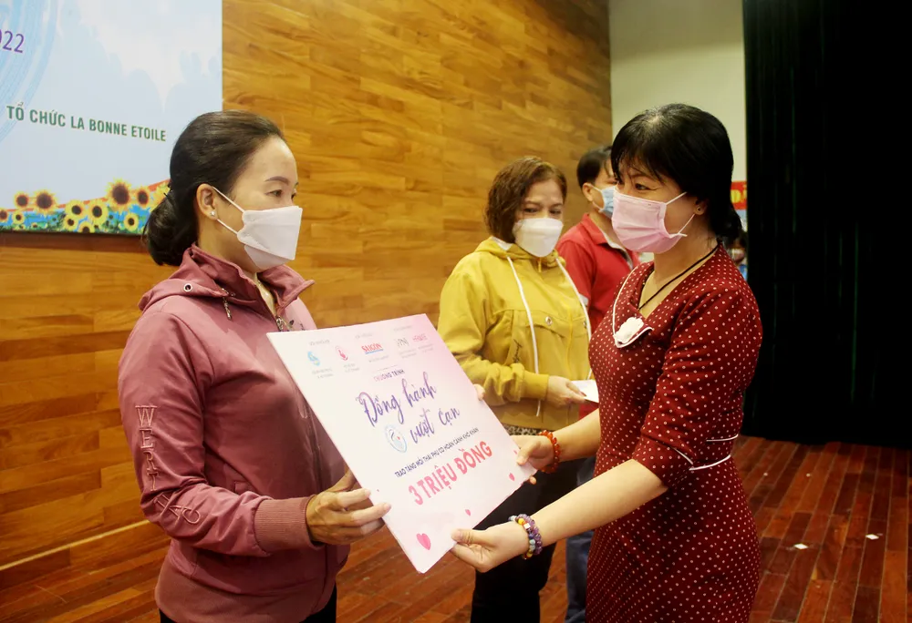 Trao 18 phần quà đến thai phụ khó khăn tại quận 7 ảnh 2