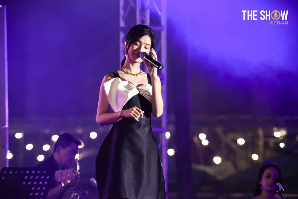 Lê Hiếu, Uyên Linh, Văn Mai Hương, Thùy Chi, Hoàng Yến Chibi trình diễn thăng hoa trong đêm nhạc Đức Trí ảnh 3