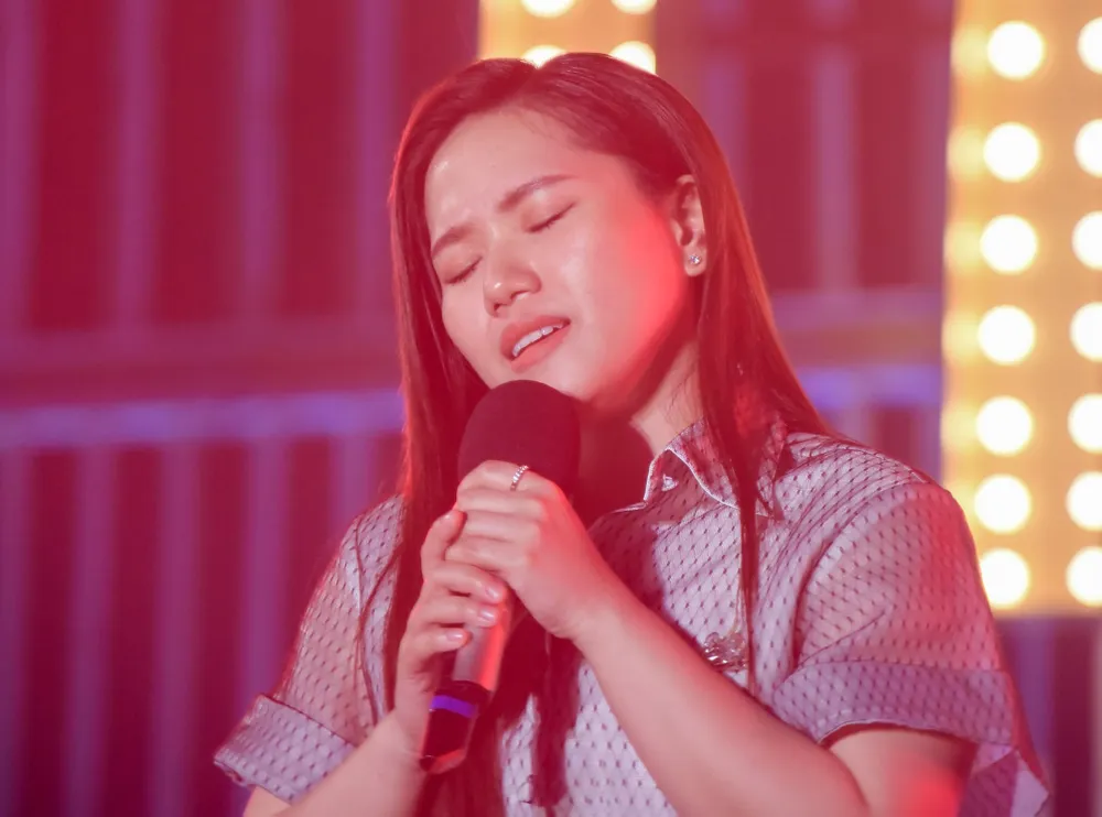 Lê Hiếu, Uyên Linh, Văn Mai Hương, Thùy Chi, Hoàng Yến Chibi trình diễn thăng hoa trong đêm nhạc Đức Trí ảnh 5