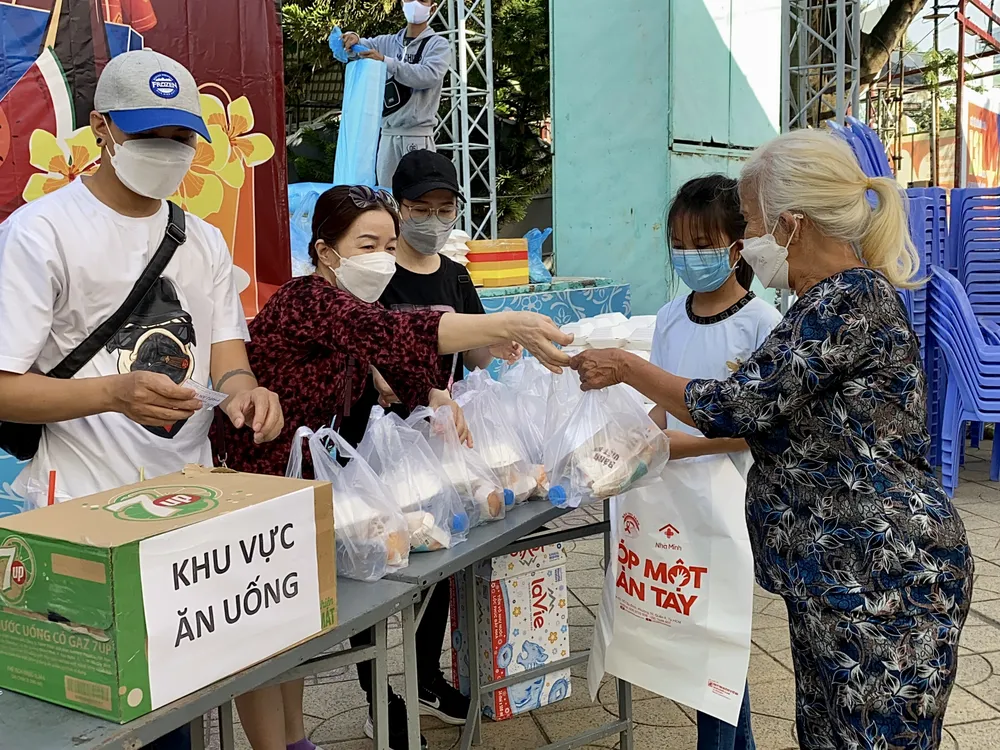 NSND​ Kim Xuân, Hồng Ánh, Kim Duyên đồng hành chăm lo cho trẻ bị ảnh hưởng bởi HIV/AIDS ảnh 3