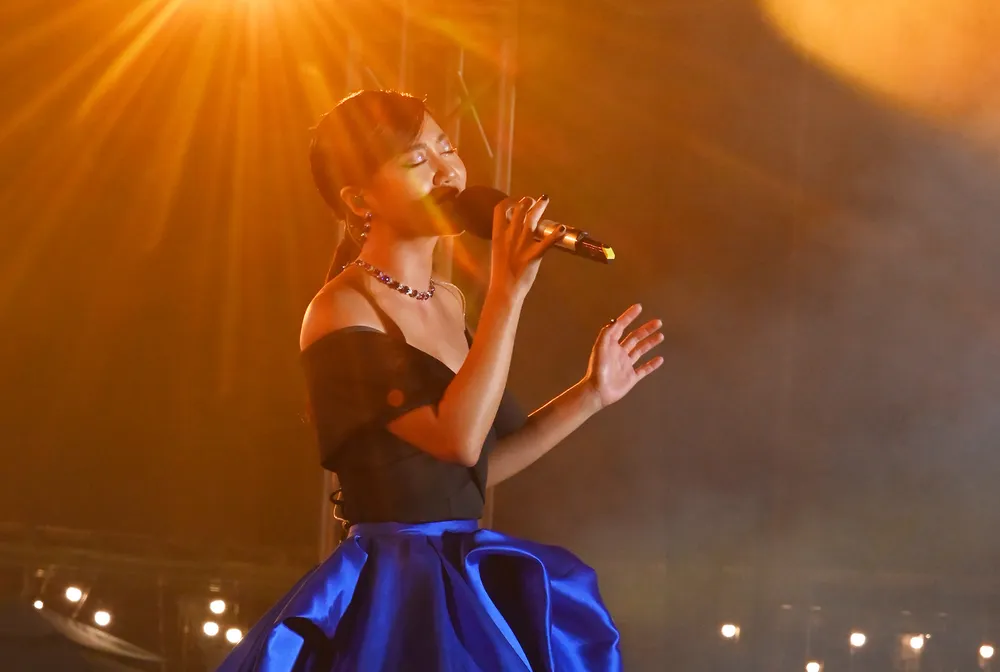 Lê Hiếu, Uyên Linh, Văn Mai Hương, Thùy Chi, Hoàng Yến Chibi trình diễn thăng hoa trong đêm nhạc Đức Trí ảnh 4