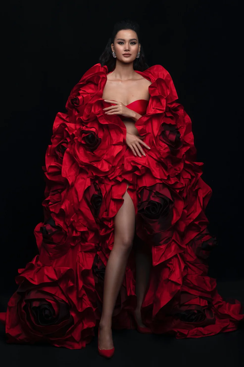 NTK Trần Hùng mang tảo biển, nhựa sinh học vào BST thứ 8 ở London Fashion Week 2022  ảnh 6