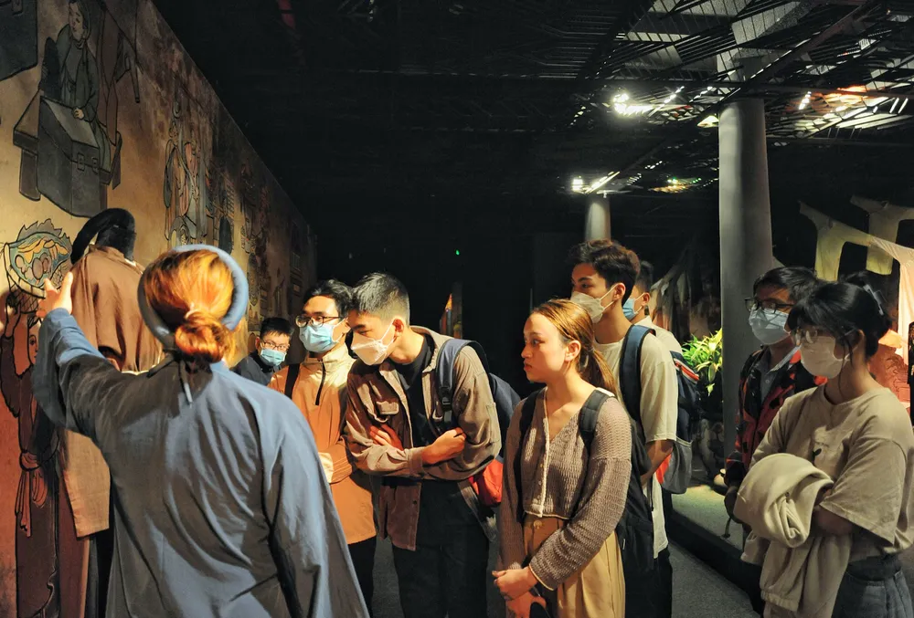 Những chiếc áo “Nối vòng tay lớn” ảnh 5