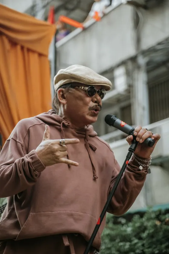 Đen Vâu và nhạc sĩ Trần Tiến cổ động bóng đá Việt Nam với ca khúc “Đi trong mùa hè” ảnh 5