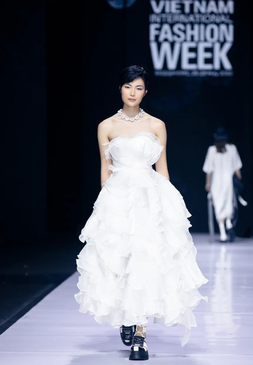 Khai mạc Tuần lễ thời trang Quốc tế Việt Nam Xuân Hè 2022 ảnh 5